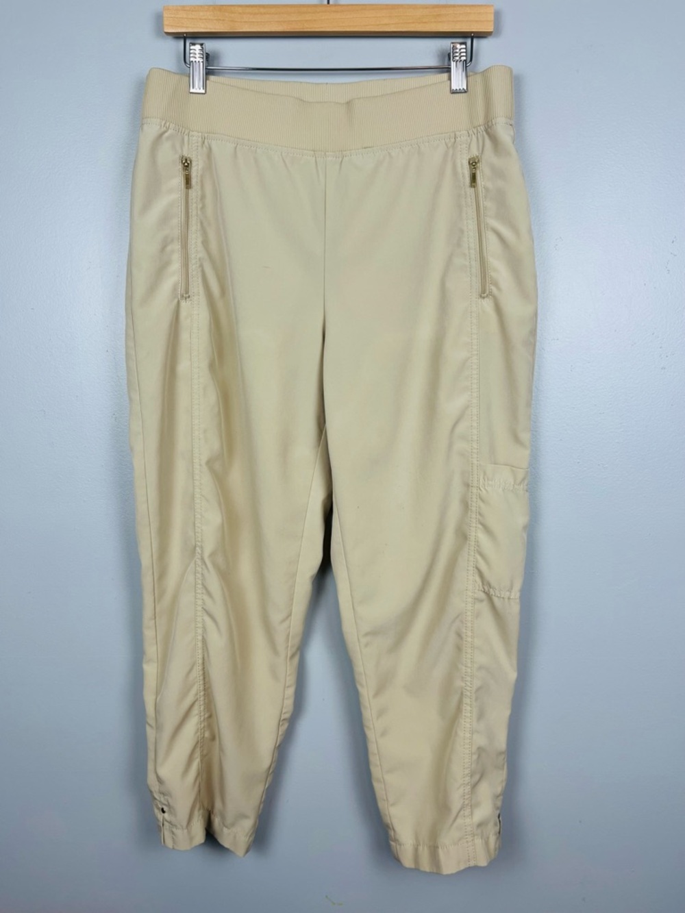 Zenergy by Chico’s beige lightweight pullon zip pocket pants, medium.